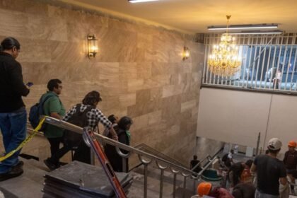 Director del Metro informa que candiles estilo Luis XV costaron 56 mil pesos cada uno.