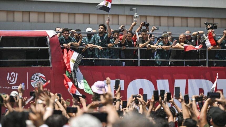 Egipto recibe a sus héroes tras polémica eliminación del Mundial ante Argentina