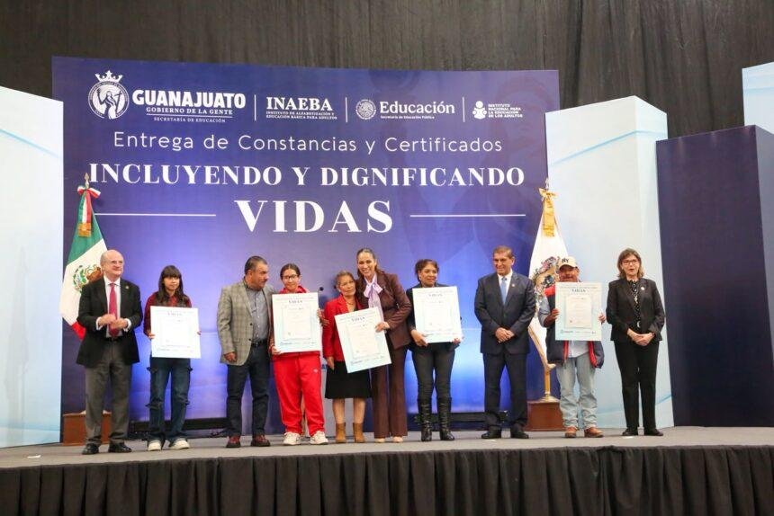 El Gobierno del Estado de Guanajuato continúa su impulso por la educación y la economía local. En una ceremonia realizada en el Poliforum León, la Gobernadora Libia Dennise García Muñoz Ledo entregó 1,025 certificados y constancias del Instituto de Alfabetización y Educación Básica para Adultos del Estado de Guanajuato (INAEBA), reconociendo los esfuerzos de los beneficiarios.

Durante el evento, la Gobernadora destacó que cada certificado representa una historia de superación. Enfatizó que estos logros son el resultado del esfuerzo y la valentía de los adultos que decidieron dar un paso adelante en su educación. Además, resaltó el compromiso del INAEBA, que el año pasado atendió a más de 59,000 personas en sus programas.

Se firmó un convenio de colaboración entre el Instituto Nacional para la Educación de los Adultos y el INAEBA. Esta acción busca fortalecer las iniciativas para reducir el rezago educativo en la región. En la ceremonia participaron directores y autoridades educativas, quienes también felicitaron a los nuevos graduados.

Más tarde, la Gobernadora inauguró un nuevo Punto de Venta Marca Guanajuato en el Museo Ex Hacienda San Gabriel de Barrera, en el contexto de la 2ª edición de Guanajuato Inspiración que Viste. Este espacio, fruto de la colaboración entre la Secretaría de Economía y el Sistema DIF Estatal, tiene como propósito promover y comercializar productos locales, generando ingresos que beneficiarán programas para familias guanajuatenses.

El evento, que busca fortalecer la industria de la moda en el estado, incluye encuentros B2B entre compradores y proveedores, así como conferencias y pasarelas. Diversas autoridades y representantes del sector estuvieron presentes, subrayando la importancia de fomentar el talento y la creatividad de los guanajuatenses.