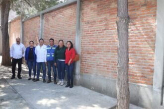 El Salitrillo: Jairo Morales entrega barda perimetral en primaria