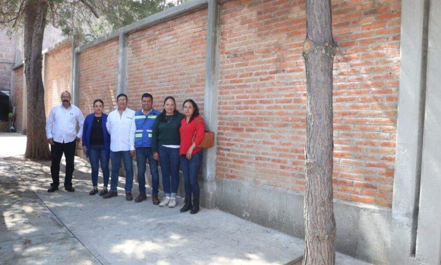 El Salitrillo: Jairo Morales entrega barda perimetral en primaria