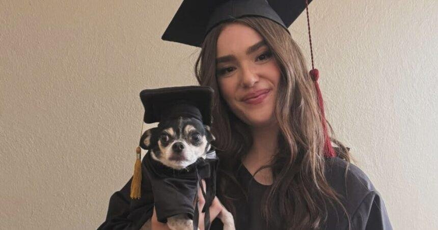 Emily Álvarez se gradúa de la preparatoria sin la presencia de su papá