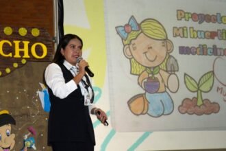 En Guanajuato, cerca de 300 miembros de la comunidad educativa participaron en la Cuarta Edición del Evento de Prácticas Exitosas del Sector “Red de Voces Lectoras: Leer, Escribir y Crear para Aprender”. La jornada, organizada por la Jefatura del Sector 508 de Educación Primaria, puso de manifiesto la creatividad y profesionalismo del magisterio local.

Este encuentro académico tuvo como objetivo reconocer y difundir experiencias exitosas en el aula. Se promovió el intercambio de estrategias innovadoras para potenciar la enseñanza de la lectura y la escritura, alineándose con los principios de la Nueva Escuela Mexicana y las políticas educativas estatales.

La Secretaría de Educación de Guanajuato enfatizó la importancia de contar con docentes capaces de innovar y compartir metodologías efectivas. Las experiencias compartidas no solo buscan enriquecer la práctica educativa, sino también facilitar la replicación de estrategias en diferentes contextos escolares.

Durante la inauguración, la jefa del Sector 508, Norma Álvarez Hernández, subrayó que el encuentro es un reconocimiento al esfuerzo diario de los docentes. La construcción de redes de aprendizaje ha fortalecido el intercambio de experiencias exitosas, mejorando la calidad educativa del sector.

El delegado regional IV de Educación, Juan Luis Saldaña López, también destacó el compromiso del magisterio en situar a las niñas y los niños como el centro del proceso educativo. La práctica docente sigue siendo crucial para transformar vidas, reflejándose en mejores oportunidades de aprendizaje para la niñez guanajuatense.

Las presentaciones abarcaron proyectos relacionados con la lectura, la escritura, la identidad nacional, el cuidado del medio ambiente, la inclusión educativa, y más. Este intercambio permitió a las y los docentes explorar materiales, recursos didácticos y experiencias exitosas, fomentando la creación de nuevas propuestas educativas.

La Secretaría enfatiza que el compartir buenas prácticas docentes multiplica las oportunidades de aprendizaje, consolidando una educación pública de excelencia y formando ciudadanos capaces de contribuir activamente al desarrollo de Guanajuato.