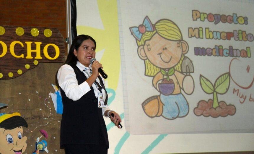 En Guanajuato, cerca de 300 miembros de la comunidad educativa participaron en la Cuarta Edición del Evento de Prácticas Exitosas del Sector “Red de Voces Lectoras: Leer, Escribir y Crear para Aprender”. La jornada, organizada por la Jefatura del Sector 508 de Educación Primaria, puso de manifiesto la creatividad y profesionalismo del magisterio local.

Este encuentro académico tuvo como objetivo reconocer y difundir experiencias exitosas en el aula. Se promovió el intercambio de estrategias innovadoras para potenciar la enseñanza de la lectura y la escritura, alineándose con los principios de la Nueva Escuela Mexicana y las políticas educativas estatales.

La Secretaría de Educación de Guanajuato enfatizó la importancia de contar con docentes capaces de innovar y compartir metodologías efectivas. Las experiencias compartidas no solo buscan enriquecer la práctica educativa, sino también facilitar la replicación de estrategias en diferentes contextos escolares.

Durante la inauguración, la jefa del Sector 508, Norma Álvarez Hernández, subrayó que el encuentro es un reconocimiento al esfuerzo diario de los docentes. La construcción de redes de aprendizaje ha fortalecido el intercambio de experiencias exitosas, mejorando la calidad educativa del sector.

El delegado regional IV de Educación, Juan Luis Saldaña López, también destacó el compromiso del magisterio en situar a las niñas y los niños como el centro del proceso educativo. La práctica docente sigue siendo crucial para transformar vidas, reflejándose en mejores oportunidades de aprendizaje para la niñez guanajuatense.

Las presentaciones abarcaron proyectos relacionados con la lectura, la escritura, la identidad nacional, el cuidado del medio ambiente, la inclusión educativa, y más. Este intercambio permitió a las y los docentes explorar materiales, recursos didácticos y experiencias exitosas, fomentando la creación de nuevas propuestas educativas.

La Secretaría enfatiza que el compartir buenas prácticas docentes multiplica las oportunidades de aprendizaje, consolidando una educación pública de excelencia y formando ciudadanos capaces de contribuir activamente al desarrollo de Guanajuato.