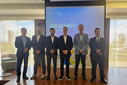 En Guanajuato Puerto Interior, se llevó a cabo un encuentro entre representantes empresariales, académicos y aliados estratégicos para abordar la competitividad industrial y el nuevo panorama de la manufactura de exportación en México. Este evento, organizado por Guanajuato Puerto Interior y Prodensa, se centró en la situación actual del T-MEC, el nearshoring y el cumplimiento normativo para empresas IMMEX.

El director general de Guanajuato Puerto Interior, Héctor López Santillana, subrayó la transformación económica del estado hacia la industria global, destacando el papel fundamental de la colaboración público-privada en este proceso. Explicó que la centralidad geográfica de Guanajuato es clave para diversificar la economía y competir en el mercado internacional.

Marco Kuljacha, presidente de Grupo Prodensa, compartió su visión sobre el avance de la manufactura en México en los últimos 20 años, donde Guanajuato se ha convertido en un referente en la industria automotriz. Advirtió sobre la nueva complejidad del nearshoring y la necesidad de que las empresas evalúen su relación con el T-MEC, cuya revisión no ha llevado a su finalización, aunque sí a negociaciones continuas.

Arturo Quintero, director de Administración y Finanzas de Prodensa, presentó las dificultades que enfrentan las empresas en el contexto actual, haciendo hincapié en la importancia de la gestión proactiva ante los cambios regulatorios y fiscales. Recomendó fortalecer la gestión de flujo de efectivo y asegurar la trazabilidad de las operaciones para cumplir con los requisitos legales.

El encuentro también brindó espacio para que los asistentes intercambiaran inquietudes con los especialistas, reforzando así el compromiso del Gobierno de la Gente y Guanajuato Puerto Interior de fomentar análisis y colaboración en el sector empresarial local.