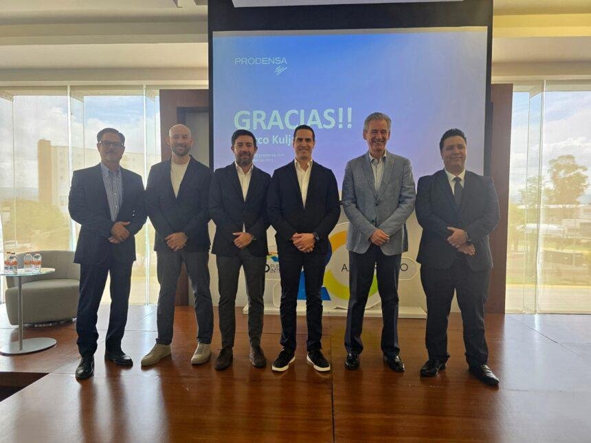 En Guanajuato Puerto Interior, se llevó a cabo un encuentro entre representantes empresariales, académicos y aliados estratégicos para abordar la competitividad industrial y el nuevo panorama de la manufactura de exportación en México. Este evento, organizado por Guanajuato Puerto Interior y Prodensa, se centró en la situación actual del T-MEC, el nearshoring y el cumplimiento normativo para empresas IMMEX.

El director general de Guanajuato Puerto Interior, Héctor López Santillana, subrayó la transformación económica del estado hacia la industria global, destacando el papel fundamental de la colaboración público-privada en este proceso. Explicó que la centralidad geográfica de Guanajuato es clave para diversificar la economía y competir en el mercado internacional.

Marco Kuljacha, presidente de Grupo Prodensa, compartió su visión sobre el avance de la manufactura en México en los últimos 20 años, donde Guanajuato se ha convertido en un referente en la industria automotriz. Advirtió sobre la nueva complejidad del nearshoring y la necesidad de que las empresas evalúen su relación con el T-MEC, cuya revisión no ha llevado a su finalización, aunque sí a negociaciones continuas.

Arturo Quintero, director de Administración y Finanzas de Prodensa, presentó las dificultades que enfrentan las empresas en el contexto actual, haciendo hincapié en la importancia de la gestión proactiva ante los cambios regulatorios y fiscales. Recomendó fortalecer la gestión de flujo de efectivo y asegurar la trazabilidad de las operaciones para cumplir con los requisitos legales.

El encuentro también brindó espacio para que los asistentes intercambiaran inquietudes con los especialistas, reforzando así el compromiso del Gobierno de la Gente y Guanajuato Puerto Interior de fomentar análisis y colaboración en el sector empresarial local.