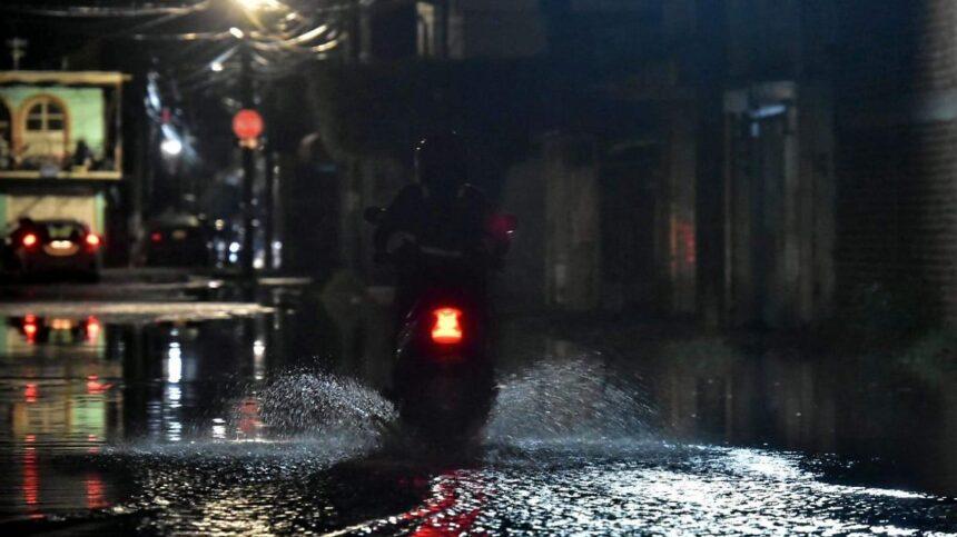 Encharcamientos afectan cinco vialidades tras tormenta en Irapuato