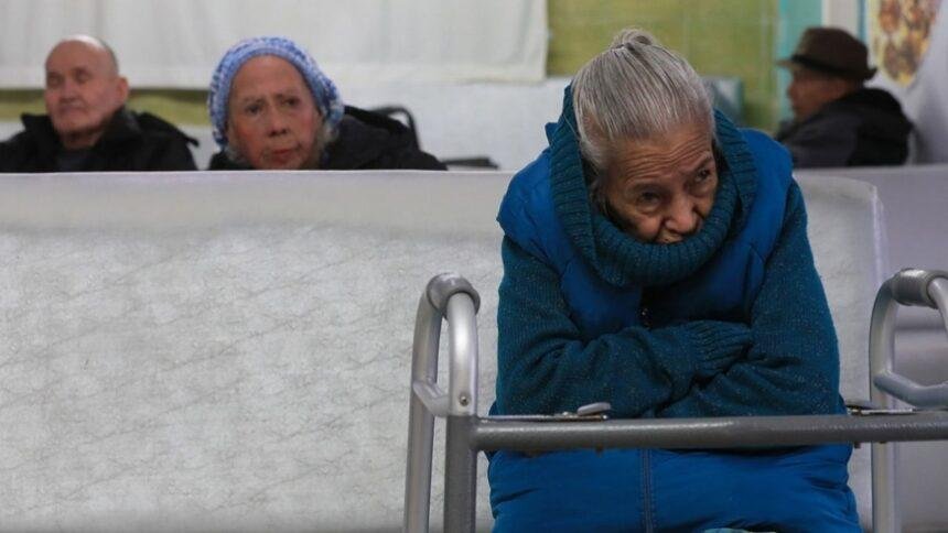 Estudio revela que enfermedades crónicas afectan más a mujeres ancianas en México.