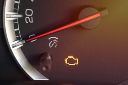 Evaluación del estado del vehículo con luz de "check engine" encendida