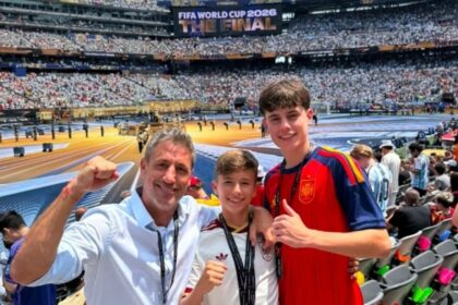 excampeon del mundo de espana muestra su foto en la Excampeón del mundo de España muestra su foto en la Final desde Nueva Jersey