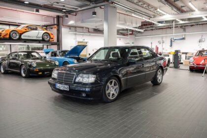Exhibición del Mercedes-Benz Clase E en el Museo de Porsche, Alemania.