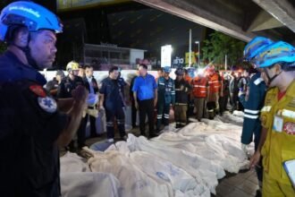 Explosión e incendio en bar de Bangkok causa 27 muertos.