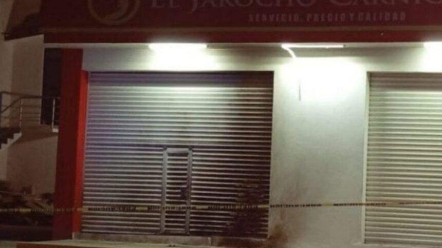 Explosivo destruye sucursal de cadena de carnicerías en Veracruz