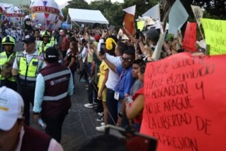 Familiares de periodista asesinado Alejandro Leyva protestan en desfile de Guelaguetza