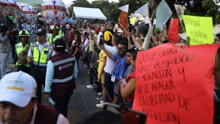 familiares de periodista asesinado alejandro leyva protestan en desfile de Familiares de periodista asesinado Alejandro Leyva protestan en desfile de Guelaguetza