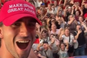Ferran Torres celebra su gol en la Final del Mundial con gorra estilo Trump