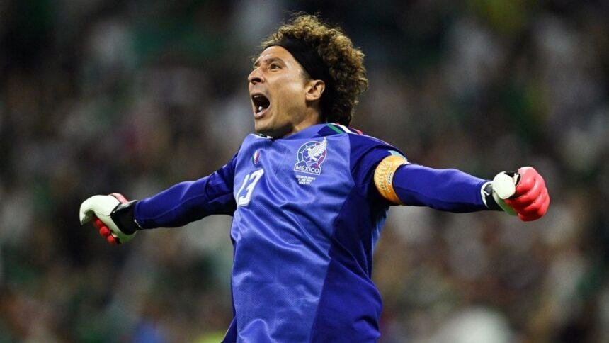 FIFA honra a Memo Ochoa tras su retiro como leyenda del fútbol