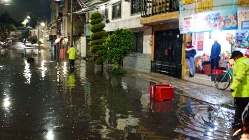 Fuertes lluvias en CDMX y Edomex causan inundaciones y caída de árboles
