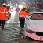 Fuertes lluvias en Puebla sumergen autos y causan caos vial.