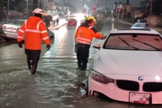 Fuertes lluvias en Puebla sumergen autos y causan caos vial.