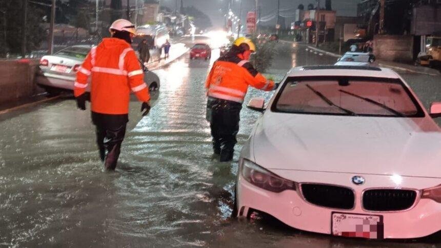 Fuertes lluvias en Puebla sumergen autos y causan caos vial.