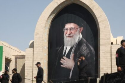 Funeral de Alí Jameneí en Irán, ausente el posible sucesor del ayatolá.