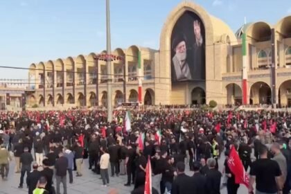 Funeral del líder supremo de Irán atrae a miles y provoca tensiones