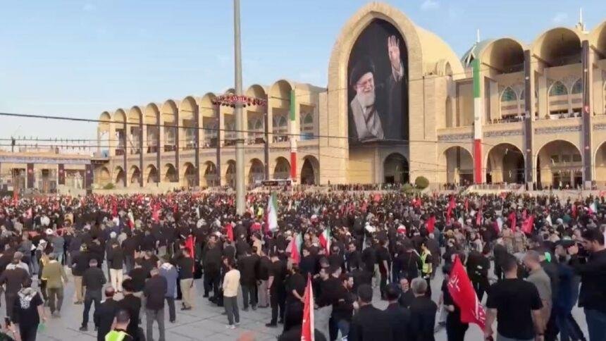 Funeral del líder supremo de Irán atrae a miles y provoca tensiones