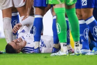 Futbolista sufre fractura en su debut tras dura entrada