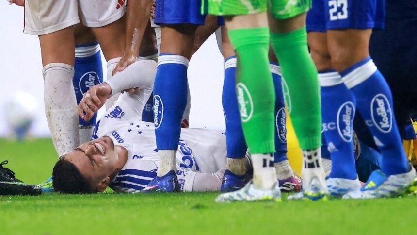 Futbolista sufre fractura en su debut tras dura entrada