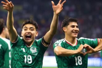 Gil Mora es aclamado por pasajeros al volver a Tijuana tras el Mundial