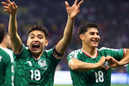 gil mora es aclamado por pasajeros al volver a tijuana Gil Mora es aclamado por pasajeros al volver a Tijuana tras el Mundial