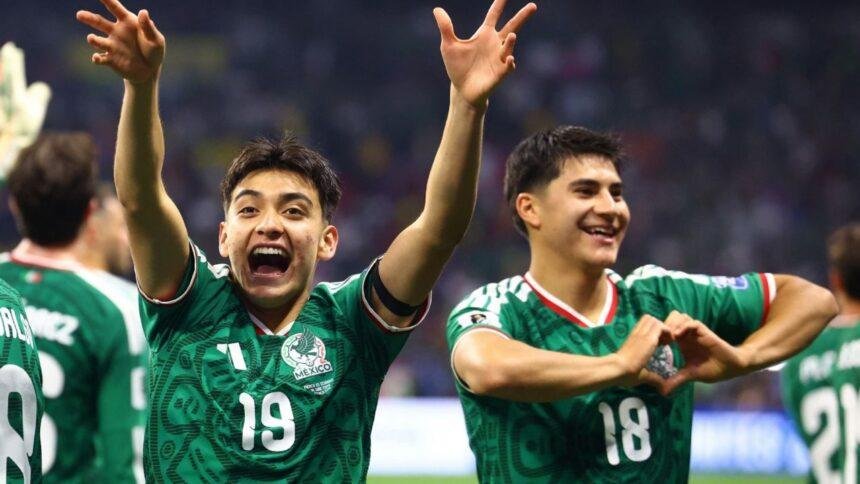gil mora es aclamado por pasajeros al volver a tijuana Gil Mora es aclamado por pasajeros al volver a Tijuana tras el Mundial