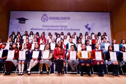 Gobernadora de Guanajuato destaca excelencia académica de estudiantes en Romita.