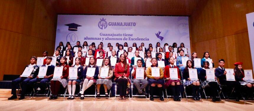 Gobernadora de Guanajuato destaca excelencia académica de estudiantes en Romita.