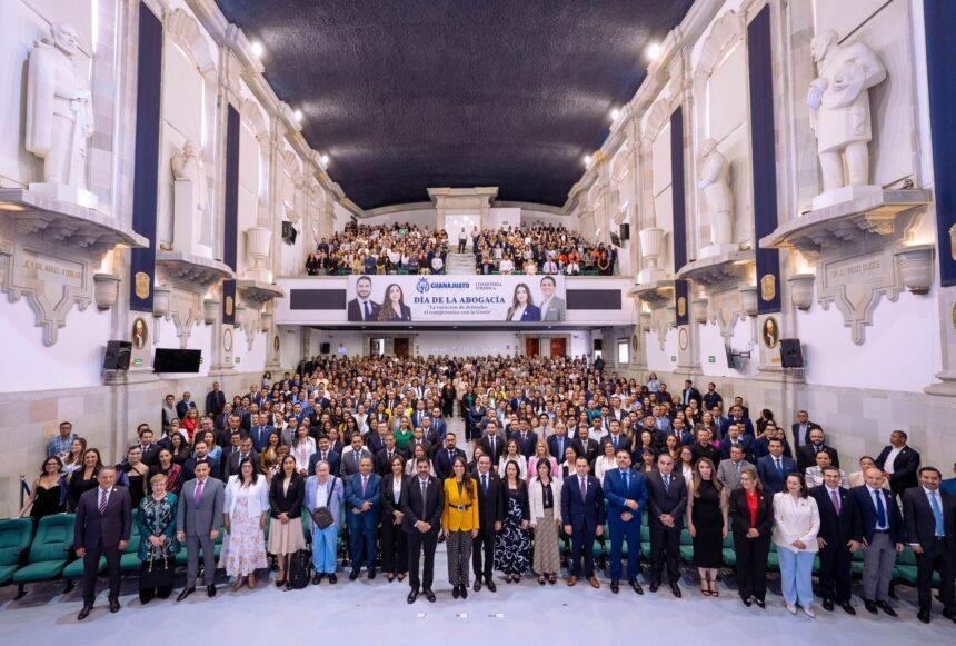gobernadora reconoce labor de los profesionales del derecho Gobernadora reconoce labor de los profesionales del Derecho