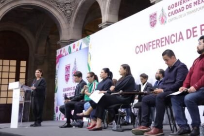 Gobierno otorga 50 mil pesos a familias de víctimas en festejos del Ángel de la Independencia.