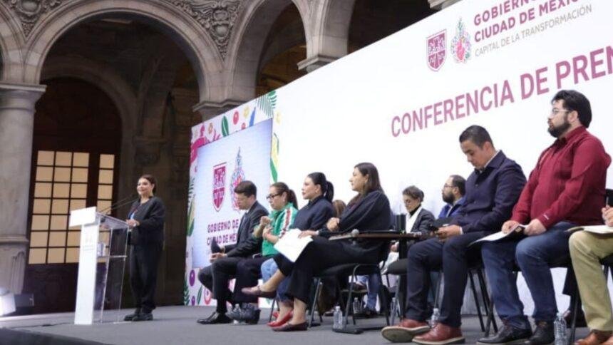 Gobierno otorga 50 mil pesos a familias de víctimas en festejos del Ángel de la Independencia.