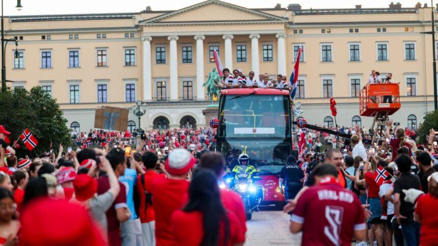 Haaland y la selección de Noruega homenajeados por el rey en su país