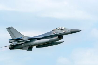 Incendio de cazabombardero F-16 tras aterrizaje de emergencia en Grecia