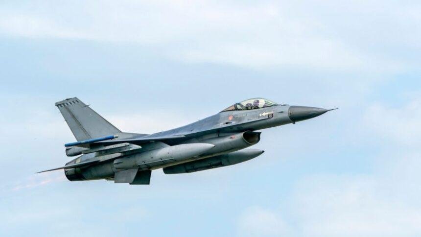 incendio de cazabombardero f 16 tras aterrizaje de emergencia en grecia Incendio de cazabombardero F-16 tras aterrizaje de emergencia en Grecia
