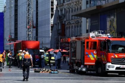 Incendio en edificio en construcción causa muertes y desaparecidos en Bruselas