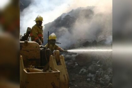 Incendio en subestación del IMSS en Cuernavaca destruye archivos sin víctimas.