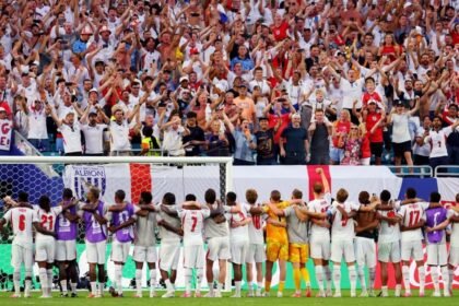 Inglaterra celebra su pase a Semifinales con emotivas canciones junto a la afición