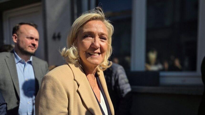 Inhabilitan a líder francesa Marine Le Pen por 15 meses, rumbo a 2027.