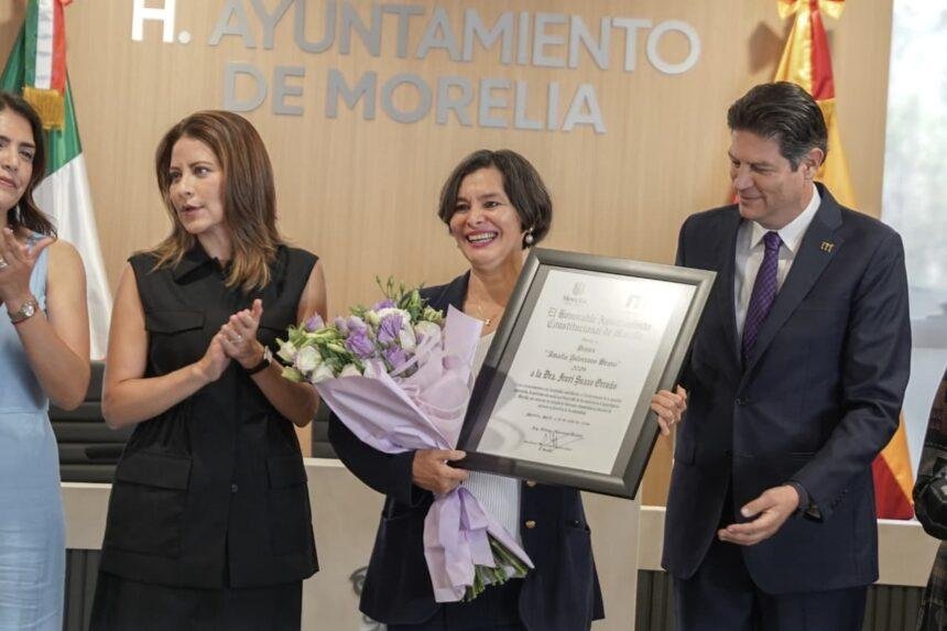 Ireri Suazo recibe Presea Amalia Solórzano en reconocimiento a su formación