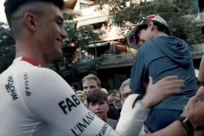 Isaac del Toro emociona a fans al autografiar gorras en el Tour de Francia