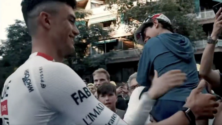 isaac del toro emociona a fans al autografiar gorras en Isaac del Toro emociona a fans al autografiar gorras en el Tour de Francia
