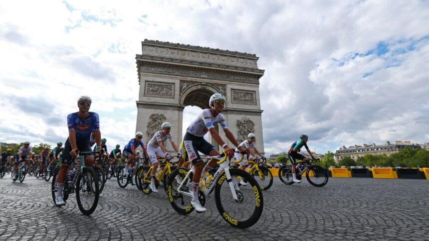Isaac del Toro se lleva el bronce y el título de los jóvenes en el Tour