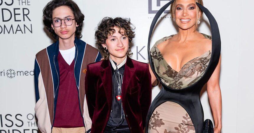 Jennifer Lopez enfrenta la partida de sus hijos a la universidad